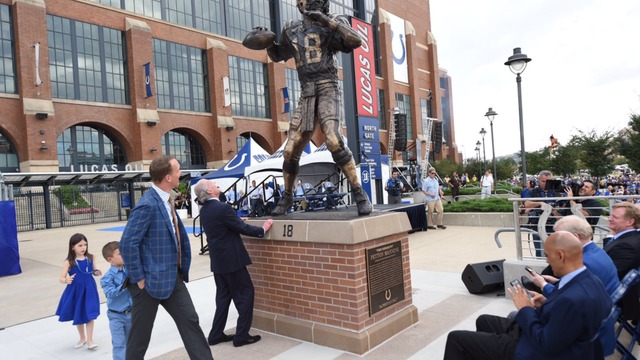 Colts unveil Peyton Manning statue