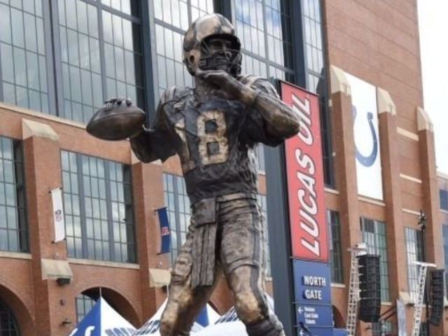 Colts unveil Peyton Manning statue