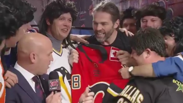 Watch: Jagr surprises 'Travelling Jagrs' with custom Flames jersey
