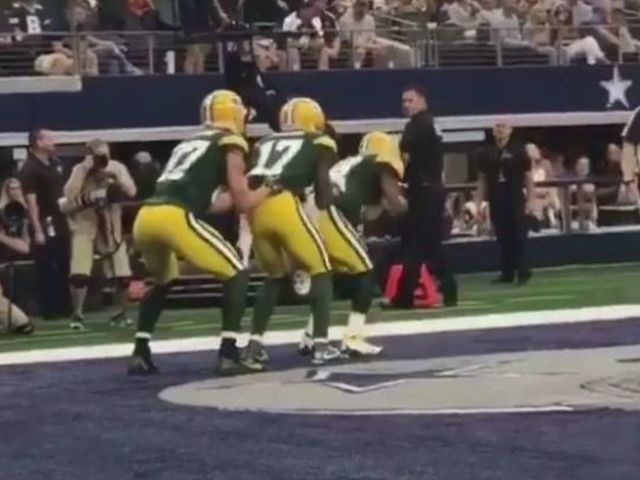 Watch: Packers mimic bobsled to celebrate touchdown