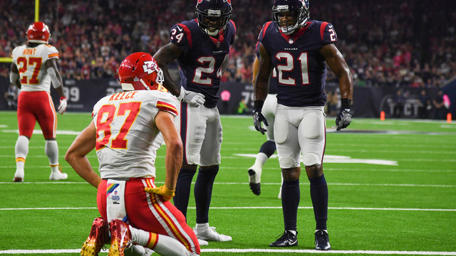Chiefs' Kelce exited game vs. Texans for concussion evaluation, didn't return