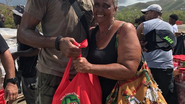 Tim Duncan helps deliver 400K pounds of food to U.S. Virgin Islands