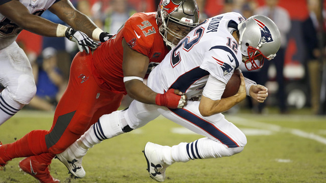 Report: Brady sprained non-throwing shoulder