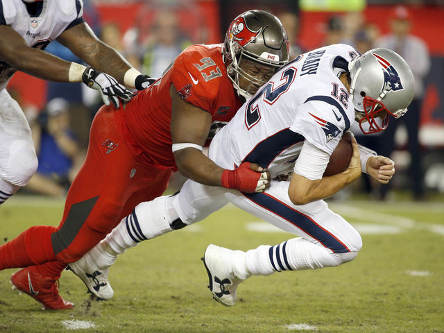 Report: Brady sprained non-throwing shoulder