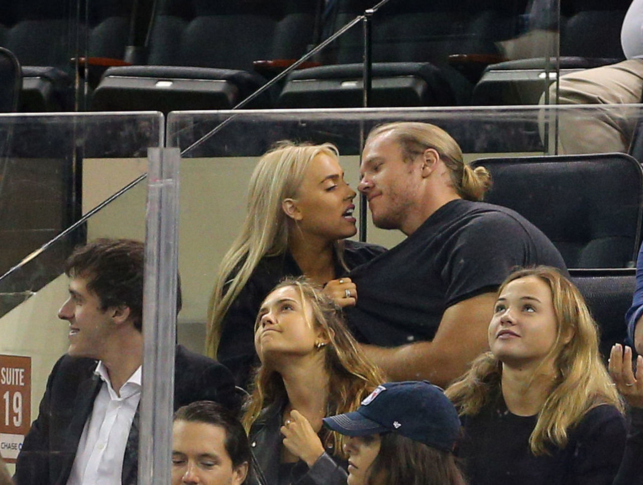Watch Thor Savors Hockey Girlfriend S Fingers During Rangers Game Thescore Com