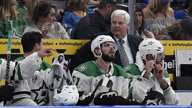 Hitchcock ties Arbour for 3rd spot on all-time wins list