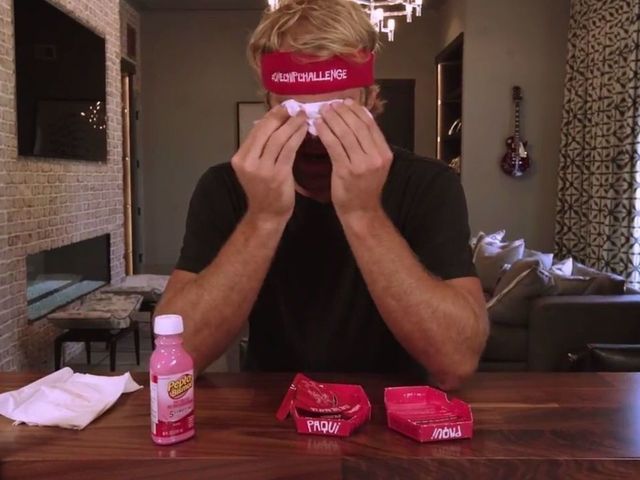 Watch: Greg Olsen, Travis Kelce eat the world's hottest chip