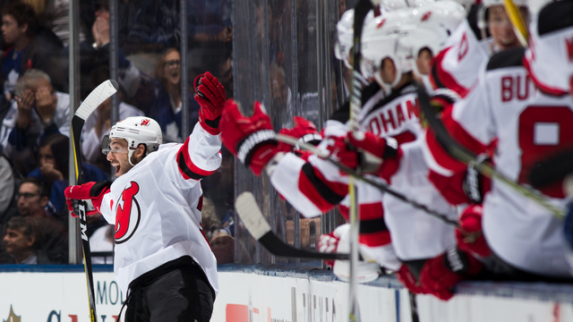 Watch: Devils catch Leafs off guard with rare 3-on-5 goal