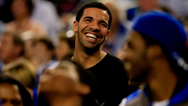Drake takes in Kentucky's Midnight Madness, promises free concert