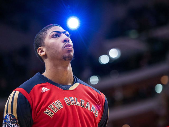 PHOTO: Anthony Davis disagrees with call, makes best face