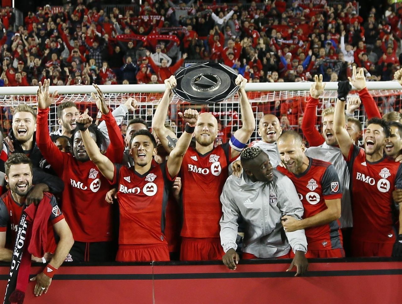 Торонто Сиэтл. Toronto FC. Major League Soccer. Major League Soccer Trophy.