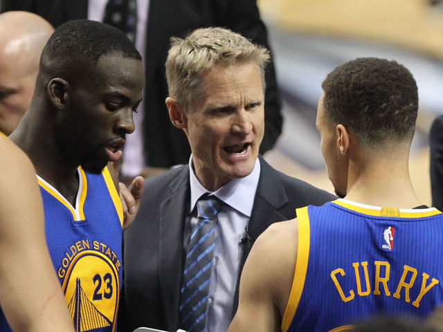 Kerr lets Warriors coach themselves vs. Suns