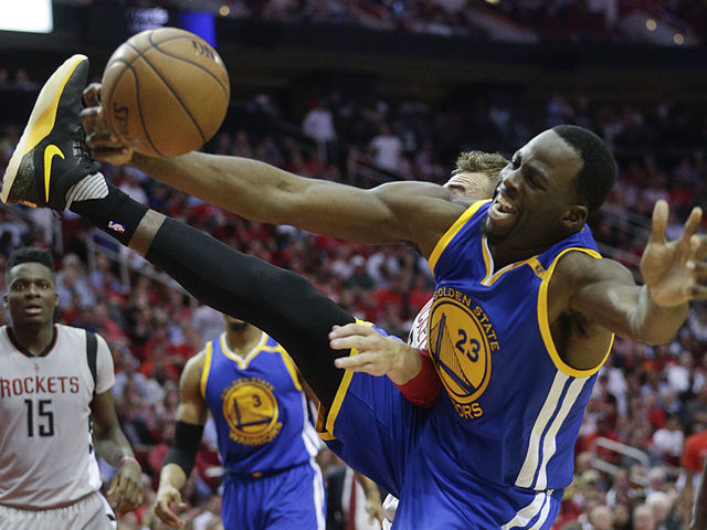 Draymond Green exits season opener with strained knee