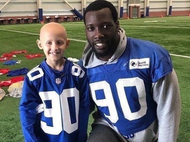 Giants' Pierre-Paul dedicates 3-sack game to young fan with cancer