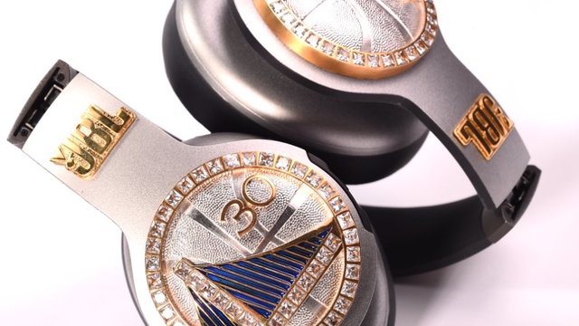JBL gifts custom headphones to Warriors