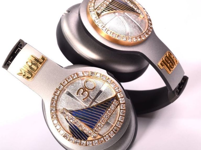 JBL gifts custom headphones to Warriors