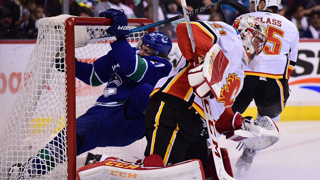 Canucks' Eriksson out 4-6 weeks with knee sprain