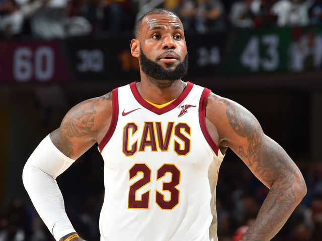 LeBron joins MJ as 2nd player with 10-plus points in 800 straight games