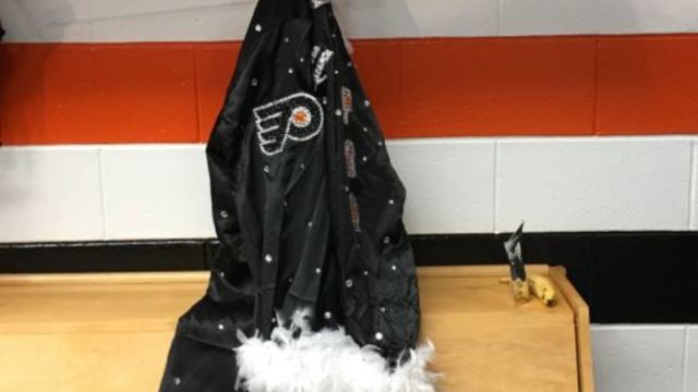 Ric Flair endorses model robe given to Flyers' player of the game
