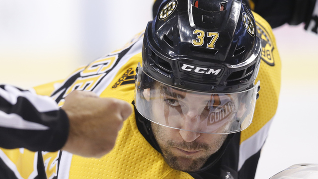 Bruins' Bergeron makes season debut vs. Canucks