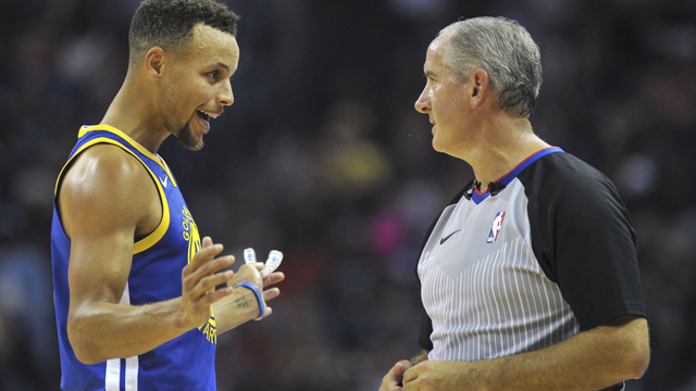 Curry says he didn't mean to throw mouthpiece at ref
