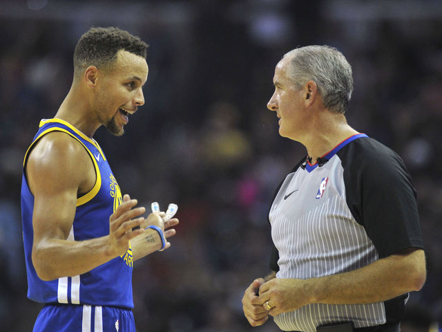 Curry says he didn't mean to throw mouthpiece at ref