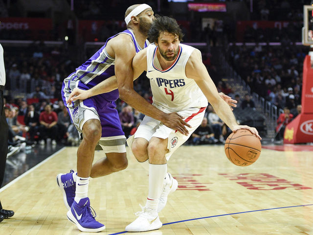 Clippers' Teodosic helped off after suffering foot injury