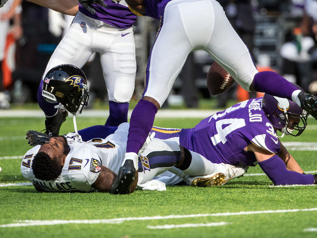 Ravens' Wallace ruled out with concussion, appears to search for helmet to re-enter
