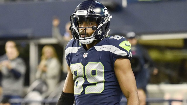 Watch: Doug Baldwin appears to push coach on sideline