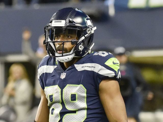 Watch: Doug Baldwin appears to push coach on sideline
