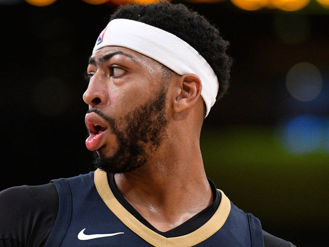 Anthony Davis leaves game with left knee injury, MRI comes back negative