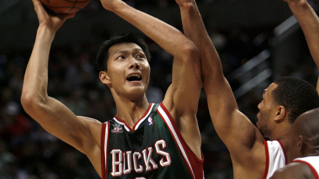 Reporter confirms Yi Jianlian did indeed work out against chair