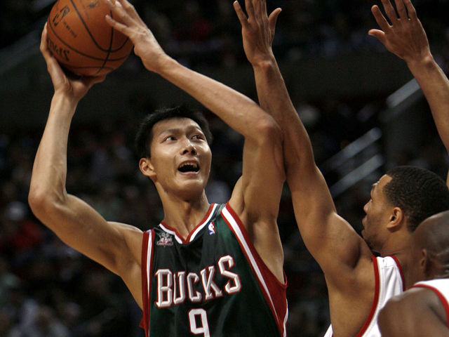 Reporter confirms Yi Jianlian did indeed work out against chair
