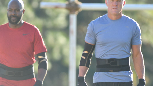 Watch: Brett Favre throws to Jerry Rice during commercial shoot