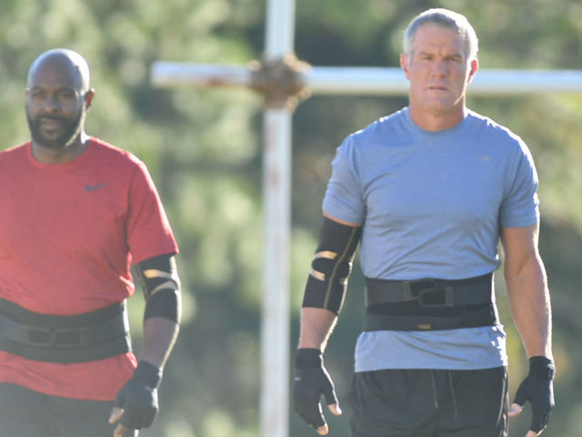 Watch: Brett Favre throws to Jerry Rice during commercial shoot