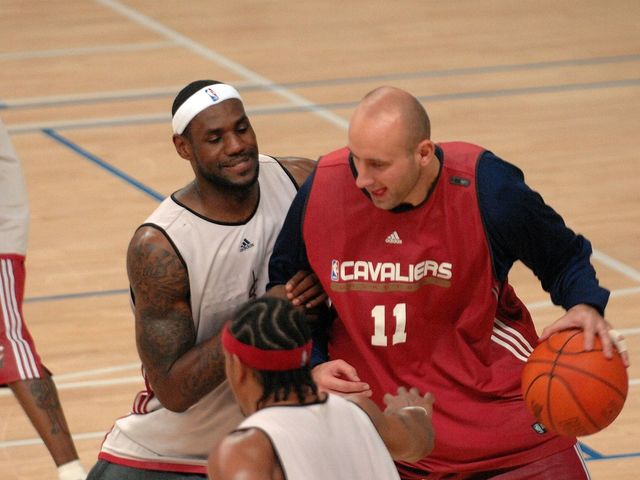 LeBron surpasses Ilgauskas as Cavs' all-time leader in games played