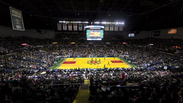 Look: Bucks go retro with game at old arena
