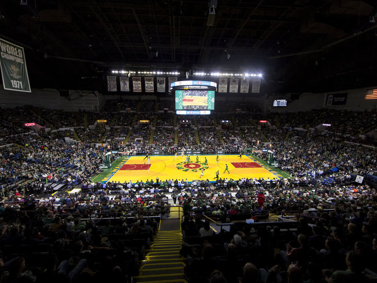 Look: Bucks go retro with game at old arena | theScore.com