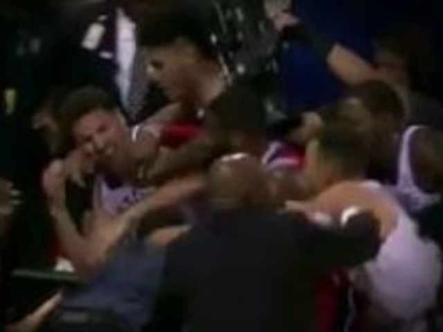 Watch: Oubre appears to hit Klay with punch