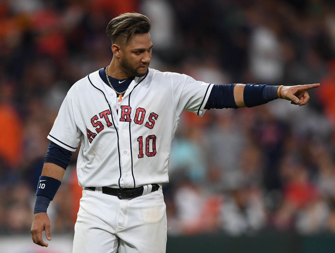 Astros' Yuli Gurriel apologizes for gesture