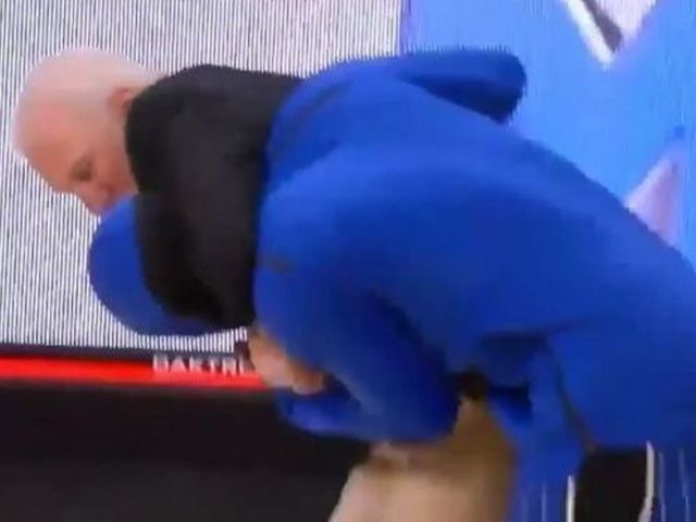 Watch: Popovich puts Ross in headlock after mistaking him for Simmons