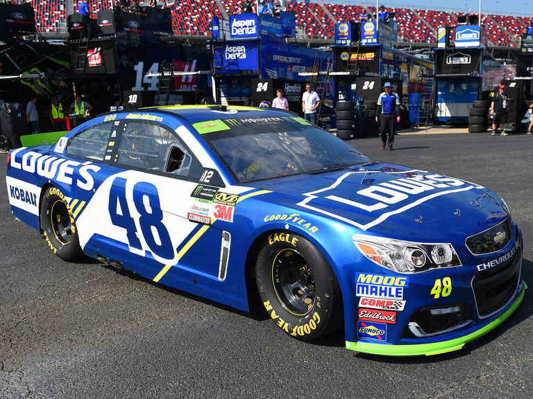 Johnson spins in qualifying before Martinsville playoff