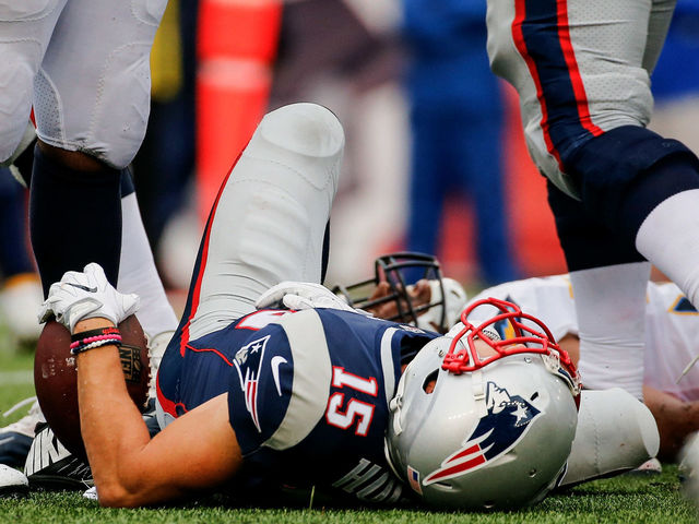 Report: Patriots optimistic about Hogan's shoulder injury