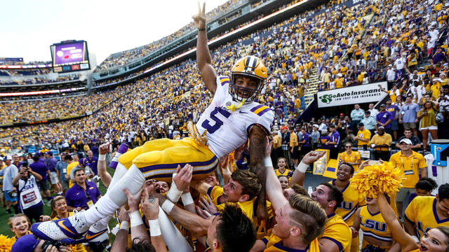 RB prospect Guice helps woman in car accident, documents story on Twitter