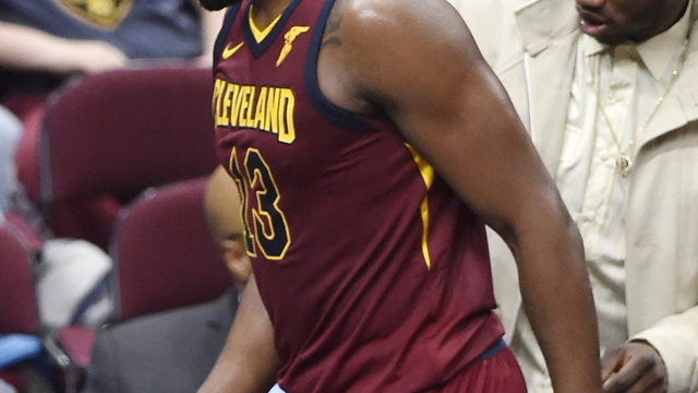 Cavs' Thompson spotted on crutches after leaving loss to Pacers