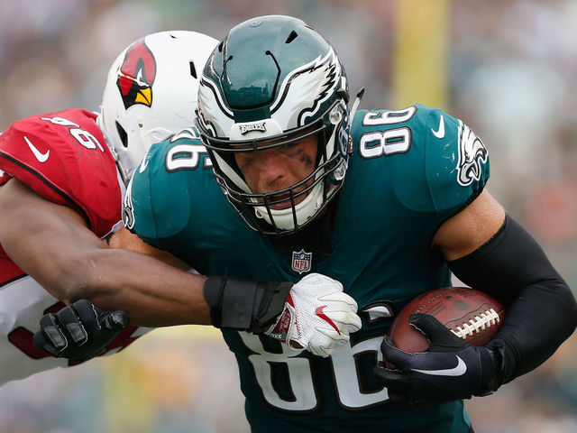 Eagles' Ertz out vs. Broncos after testing hamstring in warmups