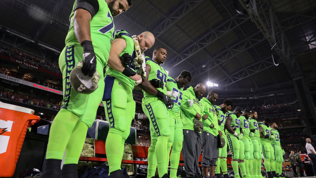 Seahawks' Bennett stands for anthem to support military before Veterans Day