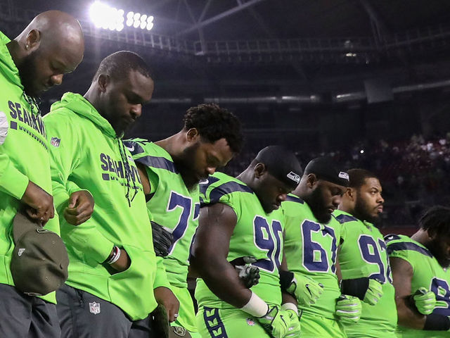 Seahawks' Bennett stands for anthem to support military before Veterans Day