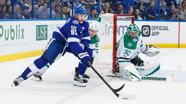 Stamkos' 4-point night propels Lightning over Stars