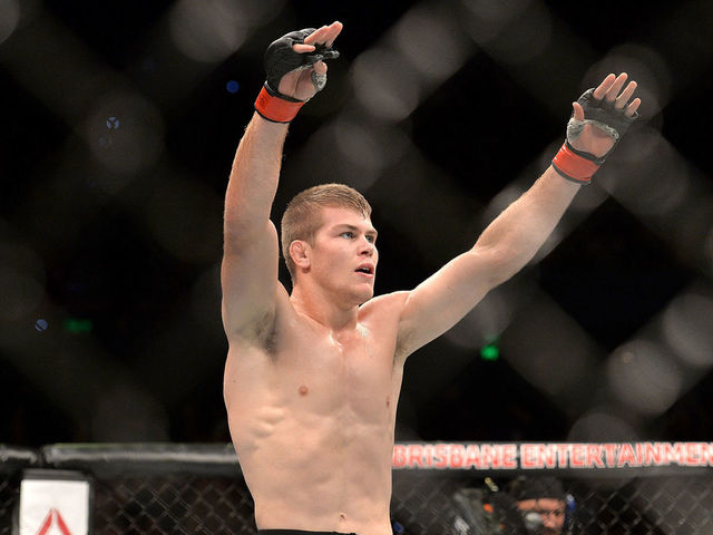 Matthews survives eye gouge to bang out decision over Jingliang